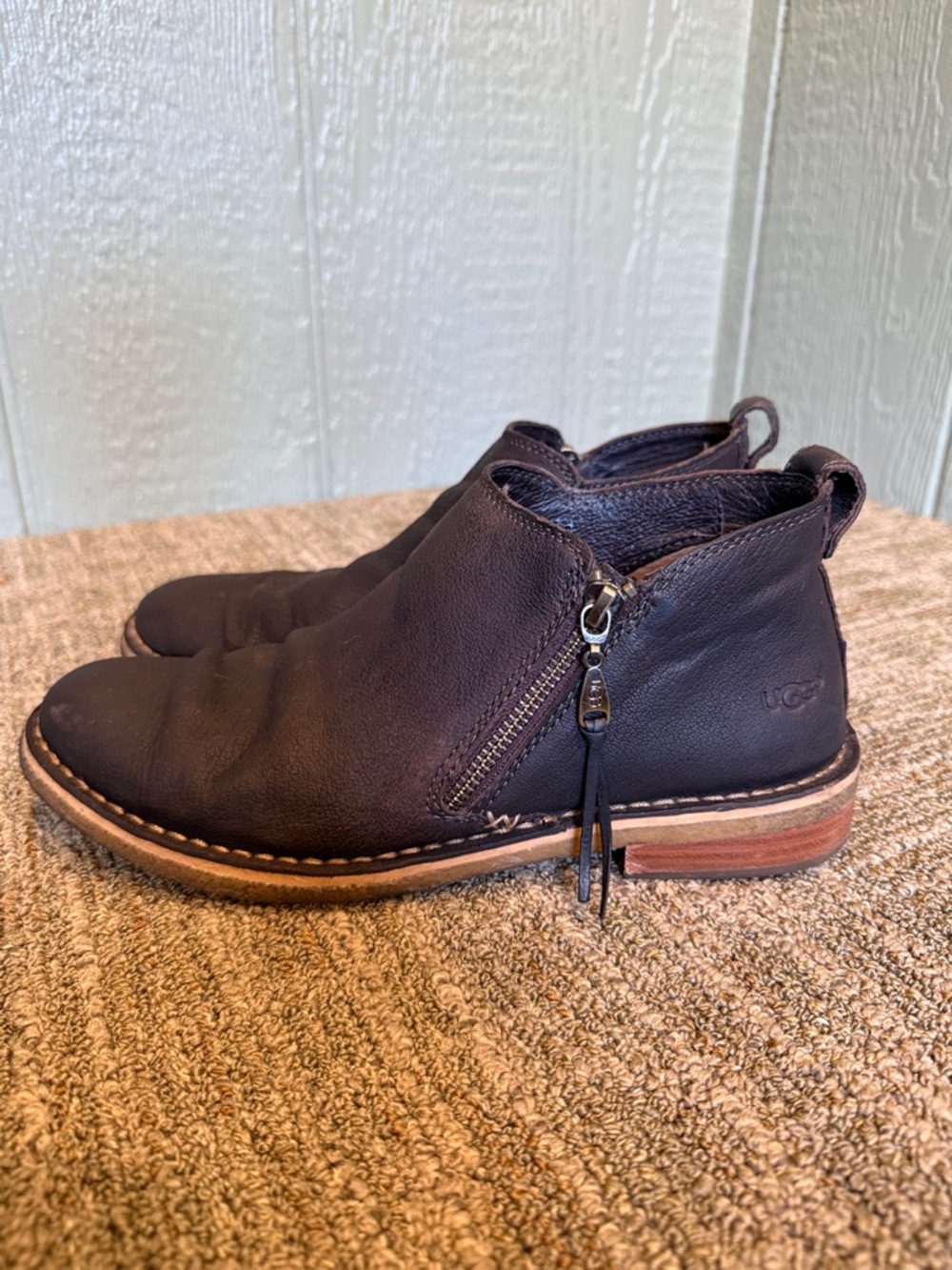 UGG women’s Dark Brown Leather Zip Clementine ankle Boots - 8.5